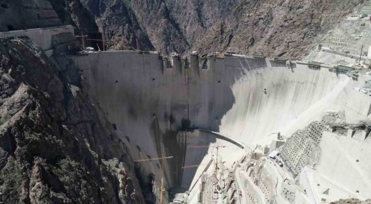 Türkiye'nin en yüksek barajında çalışmalara devam ediliyor